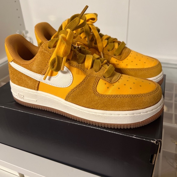 Size 5.5 - Nike Air Force 1 '07 SE Gold Suede - DA8302-700 In Box - Picture 1 of 8
